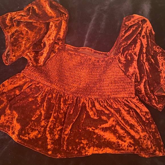 NEW Super Adorable AE Velvet top - Picture 3 of 4